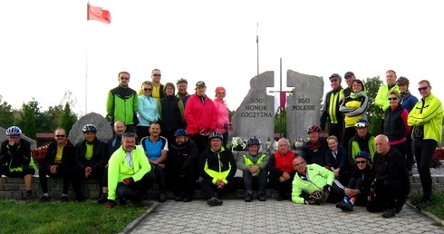 Uczestnicy rajdu przy pomniku-moglile upamiętniającej grupę "Polesie".