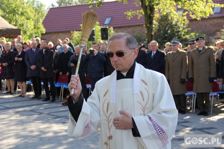 Uroczystości przy pomniku Ofiar Ludobójstwa w Zielonej Górze (Łężyca)