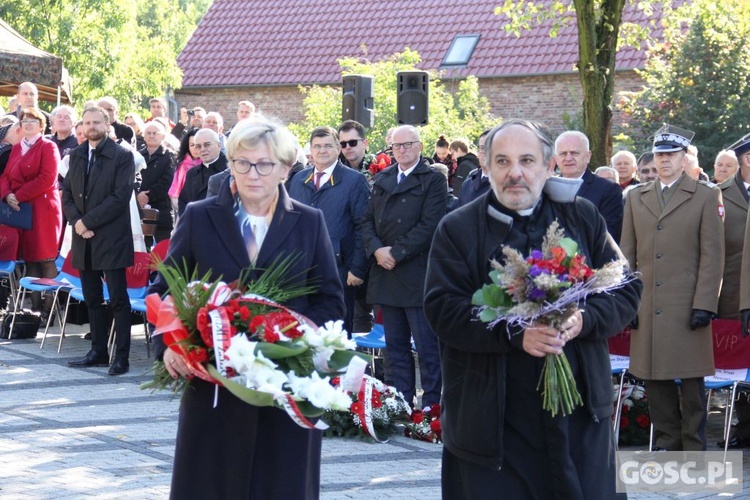 Uroczystości przy pomniku Ofiar Ludobójstwa w Zielonej Górze (Łężyca)