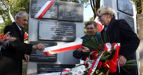 Uroczystości przy pomniku Ofiar Ludobójstwa w zielonogórskiej Łężycy