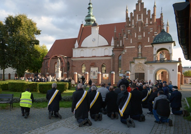 Modlitwa mężczyzn na ulicach Radomia