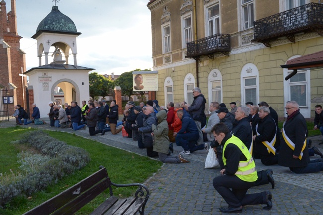 Modlitwa mężczyzn na ulicach Radomia