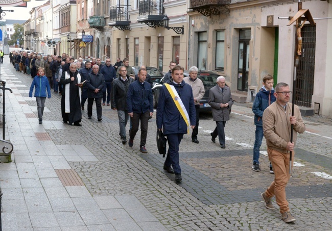 Modlitwa mężczyzn na ulicach Radomia