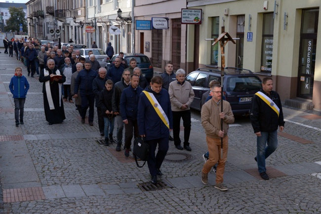 Modlitwa mężczyzn na ulicach Radomia