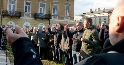 Na każde "Ojcze nasz" mężczyźni wznosili w górę różańce.