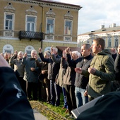 Na każde "Ojcze nasz" mężczyźni wznosili w górę różańce.