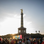 Aktywiści klimatyczni blokują ruch w centrum Berlina