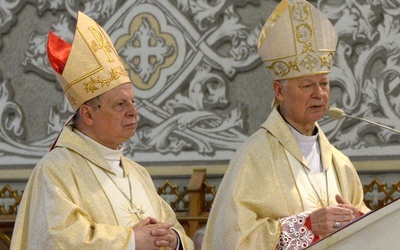 Bp Adam Odzimek (z prawej) oraz bp Henryk Tomasik obchodzili 1 czerwca tego roku złoty jubileusz świeceń kapłańskich.