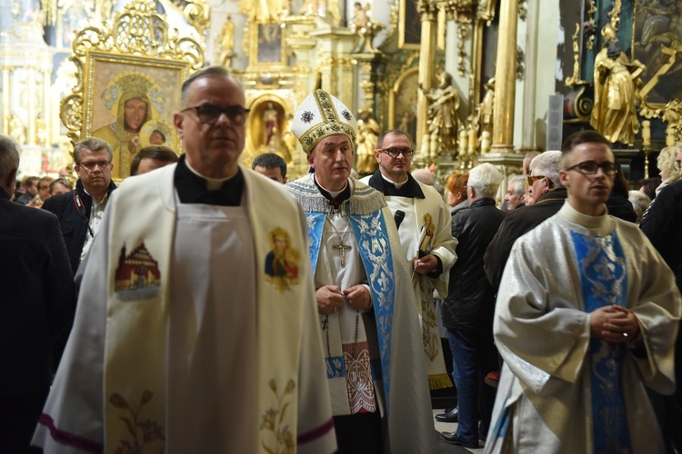 Suma i procesja różańcowa w bocheńskim sanktuarium