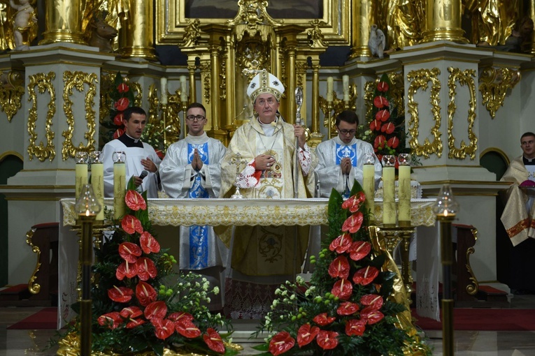 Suma i procesja różańcowa w bocheńskim sanktuarium