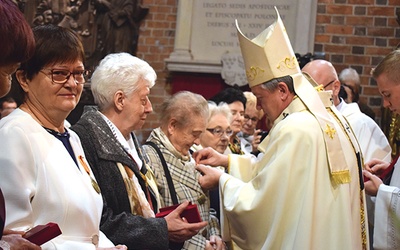 Na zakończenie Mszy św. metropolita wrocławski odznaczył osoby zasłużone medalem św. Jadwigi.