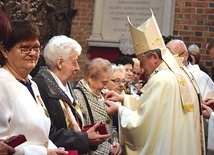 Na zakończenie Mszy św. metropolita wrocławski odznaczył osoby zasłużone medalem św. Jadwigi.