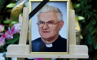Setki księży, w tym wielu wychowanków księdza profesora, wzięło udział w jego pogrzebie. 