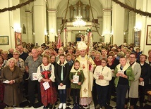 Biskup Stanisław Salaterski z nowymi członkami Straży (z przodu) i uczestnikami pielgrzymki.