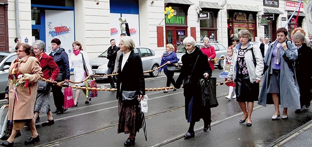 Wędrujące paciorki można zobaczyć co roku m.in. w drodze na Skałkę.