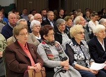 ▲	W pierwszych rzędach na organizowanej 28 września konferencji zasiadło 10 byłych więźniów obozu. Chociaż byli wówczas dziećmi, do dziś pamiętają nieludzkie warunki sanitarne, jakie tam panowały, i okrucieństwo Niemców.