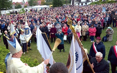 ◄	Po homilii bp Henryk Tomasik poświęcił sztandar Stowarzyszenia Żywy Różaniec Diecezji Radomskiej.