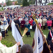 ◄	Po homilii bp Henryk Tomasik poświęcił sztandar Stowarzyszenia Żywy Różaniec Diecezji Radomskiej.