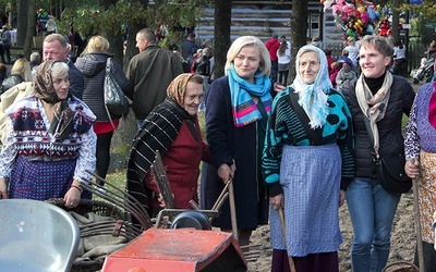 ◄	Ilona Jaroszek (trzecia od prawej) przy wykopkach.