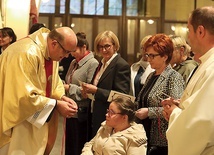 Ks. Piotr Grochowiecki wręczył medaliki.