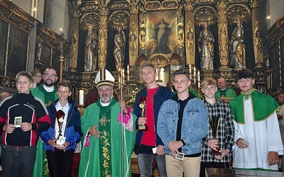 Biskup Rudolf Pierskała z laureatami turnieju.