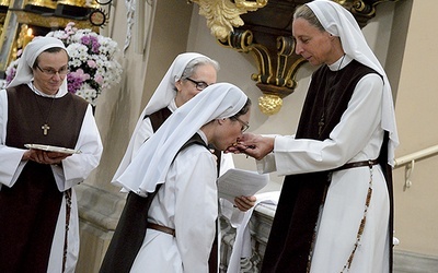 Profeska otrzymała brązowy szkaplerz, krzyż, obrączkę i białą szatę liturgiczną.