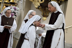 Profeska otrzymała brązowy szkaplerz, krzyż, obrączkę i białą szatę liturgiczną.