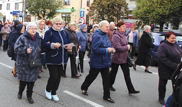 ▲	Procesja różańcowa ulicami Staszowa.