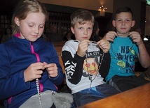 Modlą się zarówno dzieci…