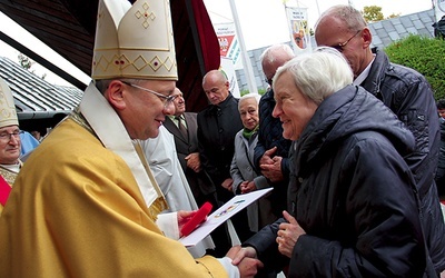 Osoby uhonorowane diecezjalnym wyróżnieniem  otrzymują specjalny dyplom oraz krzyż.