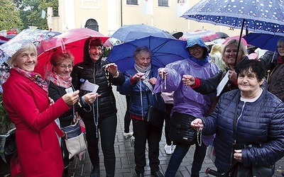 – Chwyćmy różaniec. To nasza broń przeciw szatanowi – przekonują członkinie róż Żywego Różańca w Nowym Miasteczku.