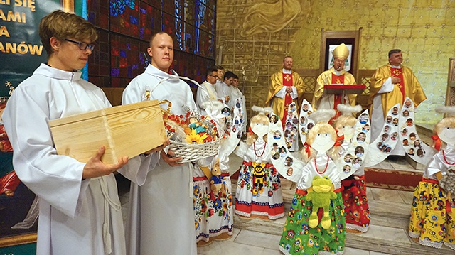 ▲	Wszyscy skrzydlaci opiekunowie stanęli przy ołtarzu.