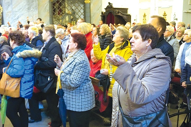 ▲	Wierni z różańcami w ręku wypełnili bardzką bazylikę.