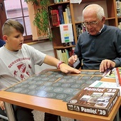 ▲	Młodzi tłumaczyli zasady gier planszowych, seniorzy odwdzięczali się opowieściami sprzed lat.