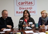 Dagmara Kornacka i Anna Widerska (z prawej) z ks. Robertem Kowalskim, dyrektorem diecezjalnej Caritas.