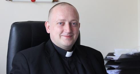 Do wspólnej modlitwy w intencji kapłanów zaprasza ks. Krystian Kletkiewicz.