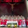 ▲	W intencji ofiar modliło się kilkunastu kapłanów pod przewodnictwem metropolity gdańskiego.