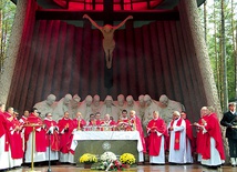 ▲	W intencji ofiar modliło się kilkunastu kapłanów pod przewodnictwem metropolity gdańskiego.