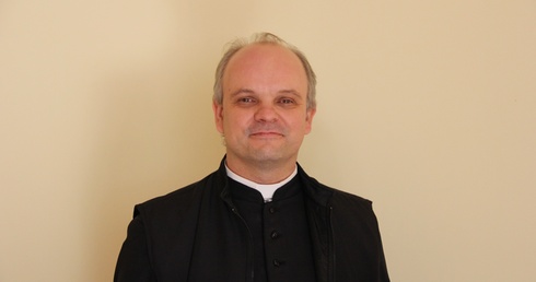 Do wspólnej modlitwy w intencji kapłanów zaprasza ks. Andrzej Pradela.