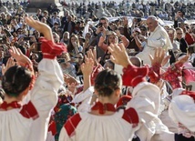 Franciszek wśród zgromadzonych na Placu św. Piotra