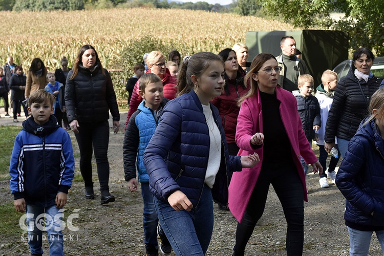 Pielgrzymka dzieci do Piotrówka