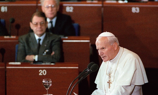 Jan Paweł II w Parlamencie Europejskim w Strasburgu 11 października 1988 roku.