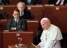 Jan Paweł II w Parlamencie Europejskim w Strasburgu 11 października 1988 roku.