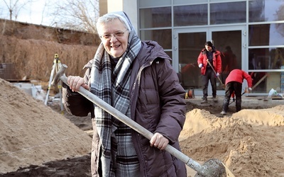 Siostra Jolanta Glapka na placu budowy Młodzieżowego Centrum Rozwoju Artystycznego i Duchowego (2018 rok).