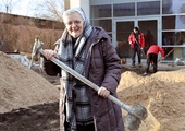 Siostra Jolanta Glapka na placu budowy Młodzieżowego Centrum Rozwoju Artystycznego i Duchowego (2018 rok).