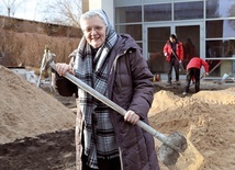 Siostra Jolanta Glapka na placu budowy Młodzieżowego Centrum Rozwoju Artystycznego i Duchowego (2018 rok).