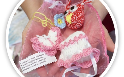 Miniaturowe czapeczki, motylki, niezapominajki z „pudełka wspomnień” dla rodziców dzieci utraconych.
