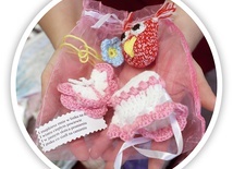 Miniaturowe czapeczki, motylki, niezapominajki z „pudełka wspomnień” dla rodziców dzieci utraconych.