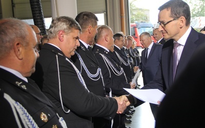 Dotacje stażakom wręczał premier Mateusz Morawiecki.