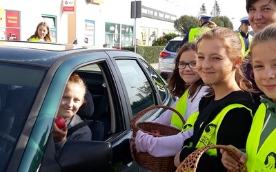 Tylko niektórzy z kierowców zasłużyli na słodkie jabłka w nagrodę za bezpieczną jazdę.